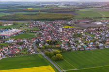 Luftaufnahme von Dorf - Ansicht am Rande von landwirtschaftlichen Feldern und Nutzflächen in Grettstadt im Bundesland Bayern, Deutschland