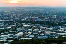 Gewerbegebiet und Firmenansiedlung Hafen bei Sonnenuntergang in Schweinfurt im Bundesland Bayern, Deutschland