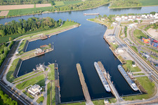 Kaianlagen und Schiffs- Anlegestellen am Hafenbecken des Binnenhafen der BASF in Ludwigshafen am Rhein im Bundesland Rheinland-Pfalz, Deutschland