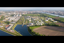 Industrie- und Gewerbegebiet mit MTG Bayer GmbH auf der Friesenheimer Insel im Ortsteil Industriehafen in Mannheim im Ortsteil Neckarstadt-West im Bundesland Baden-Württemberg, Deutschland