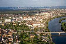 Gebäude und Produktionshallen auf dem Werksgelände SCA HYGIENE PRODUCTS GmbH am Altrhein im Ortsteil Waldhof in Mannheim im Ortsteil Sandhofen im Bundesland Baden-Württemberg, Deutschland