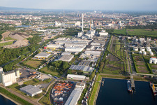 Gebäude und Produktionshallen auf dem Werksgelände MTG Bayer GmbH im Ortsteil Industriehafen in Mannheim im Ortsteil Neckarstadt-West im Bundesland Baden-Württemberg, Deutschland