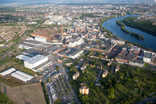 Luftaufnahme von Gebäude und Produktionshallen auf dem Werksgelände SCA HYGIENE PRODUCTS GmbH am Altrhein im Ortsteil Waldhof in Mannheim im Ortsteil Sandhofen im Bundesland Baden-Württemberg, Deutschland
