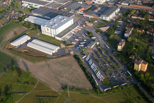Luftbild von Lkw Zufahrt zum Gebäude und Produktionshallen auf dem Werksgelände SCA HYGIENE PRODUCTS GmbH am Altrhein im Ortsteil Waldhof in Mannheim im Ortsteil Sandhofen im Bundesland Baden-Württemberg, Deutschland