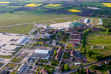 Gesperrte Startbahn und Landebahn am ehemaligen Flugplatz Coleman der US Air force im Ortsteil Sandhofen in Mannheim im Bundesland Baden-Württemberg, Deutschland