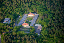 Schulgebäude der Eugen-Neter-Schule im Wald von Ortsteil Blumenau in Mannheim im Ortsteil Sandhofen im Bundesland Baden-Württemberg, Deutschland