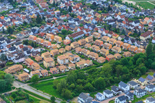 Wohnsiedlung Malvenweg mit Ockerfarbenen Ziegeldächern in Lorsch im Bundesland Hessen, Deutschland