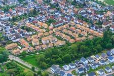 Luftbild von Wohnsiedlung Malvenweg mit Ockerfarbenen Ziegeldächern in Lorsch im Bundesland Hessen, Deutschland