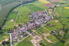 Luftaufnahme von Ortsansicht am Waldrand aus Süden im Ortsteil Langwaden in Bensheim im Bundesland Hessen, Deutschland