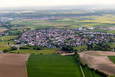Dorf - Ansicht am Rande von landwirtschaftlichen Feldern und Nutzflächen in Wolfskehlen in Riedstadt im Bundesland Hessen, Deutschland