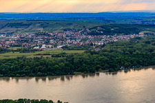Stadtansicht jenseits des Rhein von Osten in Oppenheim im Bundesland Rheinland-Pfalz, Deutschland