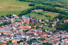 Ruine Burg Landskron über der Katharinenkirche Oppenheim im Bundesland Rheinland-Pfalz, Deutschland
