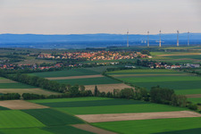 Dorfansicht aus Westen vor Windpark in Dorn-Dürkheim im Bundesland Rheinland-Pfalz, Deutschland
