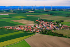 Dorfansicht aus Westen vor Windpark in Frettenheim im Bundesland Rheinland-Pfalz, Deutschland