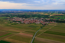 Dorfansicht aus Norden vor Windpark im Ortsteil Abenheim in Worms im Bundesland Rheinland-Pfalz, Deutschland
