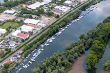 Sportboot- Anlegestellen und Bootsliegeplätzen am Uferbereich des Lampertheimer Altrheins "KaiWest" in Lampertheim im Bundesland Hessen, Deutschland
