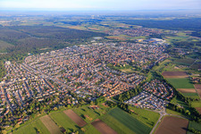 Luftaufnahme von Stadtübersicht aus Südosten in Lorsch im Bundesland Hessen, Deutschland