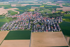 Dorf - Ansicht am Rande von landwirtschaftlichen Feldern und Nutzflächen in Groß-Umstadt im Ortsteil Semd im Bundesland Hessen, Deutschland