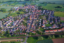 Dorf - Ansicht von Südosten jenseits der Bahn im Ortsteil Sickenhofen in Babenhausen im Bundesland Hessen, Deutschland