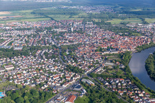 Ortschaft an den Fluss- Uferbereichen des Main in Seligenstadt im Bundesland Hessen, Deutschland