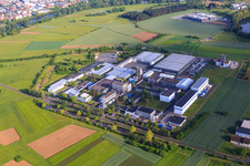 Gewerbegebiet Seligenstädter Straße mit Color-Service GmbH & Co. KGm Innovations-Park-Karlstein GmbH , Heraeus Amloy Technologies GmbH und  Siemens AG im Ortsteil Großwelzheim in Karlstein am Main im Bundesland Bayern, Deutschland