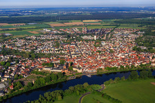 Luftbild von Stadtübersicht am Mainufer aus Osten mit Klostergarten Seligenstadt im Bundesland Hessen, Deutschland