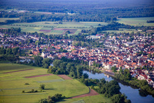 Luftaufnahme von Ortschaft an den Fluss- Uferbereichen des Main in Seligenstadt im Bundesland Hessen, Deutschland