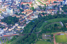 Luftbild von Verlauf der Kinzig unter der Bahnbrücke an der Rühlstr im Ortsteil Hanau-Altstadt im Bundesland Hessen, Deutschland