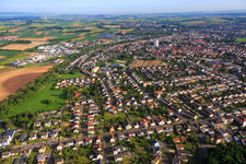 Luftbild von Stadtansicht aus Süden am Main in Bruchköbel im Bundesland Hessen, Deutschland