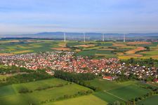 Ortsansicht aus Osten vor Windpark am Galgenberg im Ortsteil Mittelbuchen in Hanau im Bundesland Hessen, Deutschland