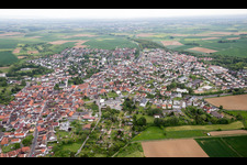 Schrägluftbild von Ortsteil Ostheim in Nidderau im Bundesland Hessen, Deutschland