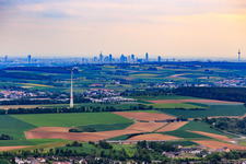 Skyline von Frankfurt am Main aus Osten von Bruchköbel aus im Ortsteil Dornbusch im Bundesland Hessen, Deutschland