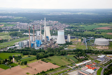 Kraftwerksanlagen und Abgas- Türme des Heizkraftwerkes Kraftwerk Staudinger in Großkrotzenburg im Bundesland Hessen, Deutschland