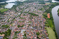 Ortschaft an den Fluss- Uferbereichen des Main in Großkrotzenburg im Bundesland Hessen, Deutschland