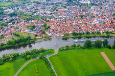 Luftaufnahme von Mainfähre "STADT SELIGENSTADT" am Kloster Seligenstadt im Bundesland Hessen, Deutschland