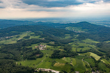 Blick zum Melibokus im Ortsteil Ober-Beerbach in Seeheim-Jugenheim im Bundesland Hessen, Deutschland