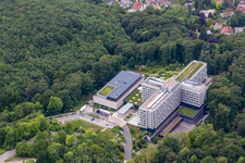 Schrägluftbild von Gebäudekomplex der Hotelanlage Lufthansa Seeheim GmbH in Seeheim-Jugenheim im Bundesland Hessen, Deutschland