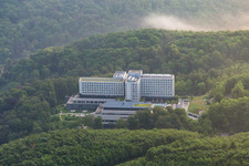 Gebäudekomplex der Hotelanlage Lufthansa Seeheim GmbH in Seeheim-Jugenheim im Bundesland Hessen, Deutschland aus der Luft