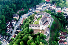 Luftbild von Gebäudekomplex im Schloßpark von Schloß Schönberg im Ortsteil Schönberg in Bensheim im Bundesland Hessen, Deutschland