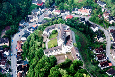 Luftaufnahme von Gebäudekomplex im Schloßpark von Schloß Schönberg im Ortsteil Schönberg in Bensheim im Bundesland Hessen, Deutschland
