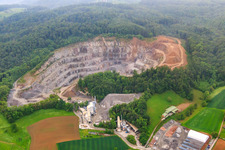 Schrägluftbild von Steinbruch von Röhrig granit GmbH im Morgendunst im Ortsteil Sonderbach in Heppenheim im Bundesland Hessen, Deutschland