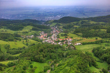 Dorfansicht im Odenwald am Morgen von Osten im Ortsteil Ober-Laudenbach in Heppenheim im Bundesland Hessen, Deutschland