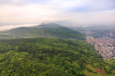 Hänge des Odenwald im Morgennebel von Norden in Hemsbach im Bundesland Baden-Württemberg, Deutschland