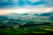 Wald und Berglandschaft im Morgennebel am Rand des hessischen Odenwalds in Heppenheim (Bergstraße) im Bundesland Hessen, Deutschland