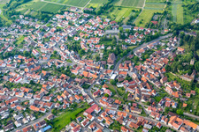 Ortsansicht der Straßen und Häuser der Wohngebiete im Ortsteil Obergrombach in Bruchsal im Bundesland Baden-Württemberg, Deutschland