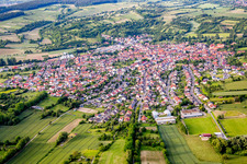 Ortsansicht der Straßen und Häuser der Wohngebiete in Unteröwisheim in Kraichtal im Bundesland Baden-Württemberg, Deutschland