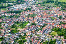 Ortsansicht der Straßen und Häuser der Wohngebiete in Kraichtal im Ortsteil Unteröwisheim im Bundesland Baden-Württemberg, Deutschland