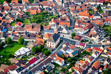 Kirchengebäude der Evangelischen Kirche Unteröwisheim im Altstadt- Zentrum der Innenstadt in Kraichtal im Bundesland Baden-Württemberg, Deutschland