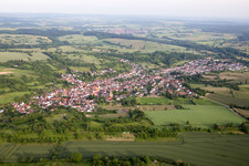 Ortsansicht der Straßen und Häuser der Wohngebiete in Oberöwisheim in Kraichtal im Bundesland Baden-Württemberg, Deutschland