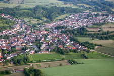 Luftaufnahme von Ortsansicht der Straßen und Häuser der Wohngebiete in Oberöwisheim in Kraichtal im Bundesland Baden-Württemberg, Deutschland